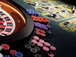 Kartu permainan live-dealer dengan informasi dealer aktif, jumlah pemain, dan batas taruhan di bento4d